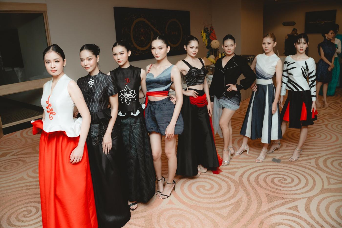 Mika with the models wearing the Mutelu collection